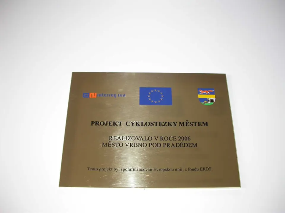 Deska projektu – leštěná mosaz