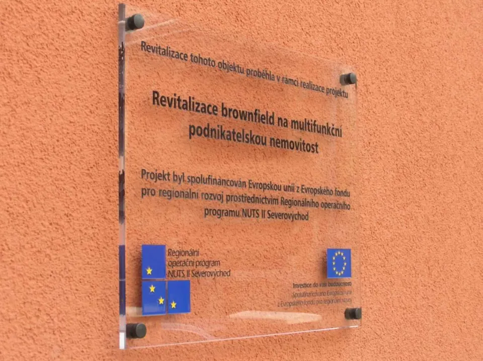 Tabulka z průhledného plexiskla na distancích