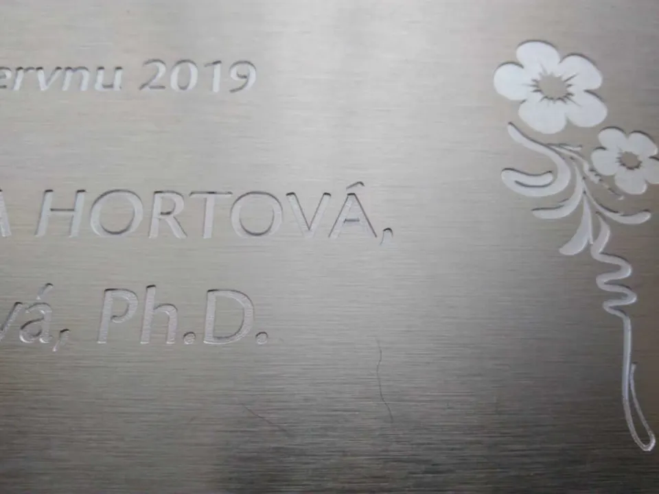 Gravírovaná tabulka s ornamentem