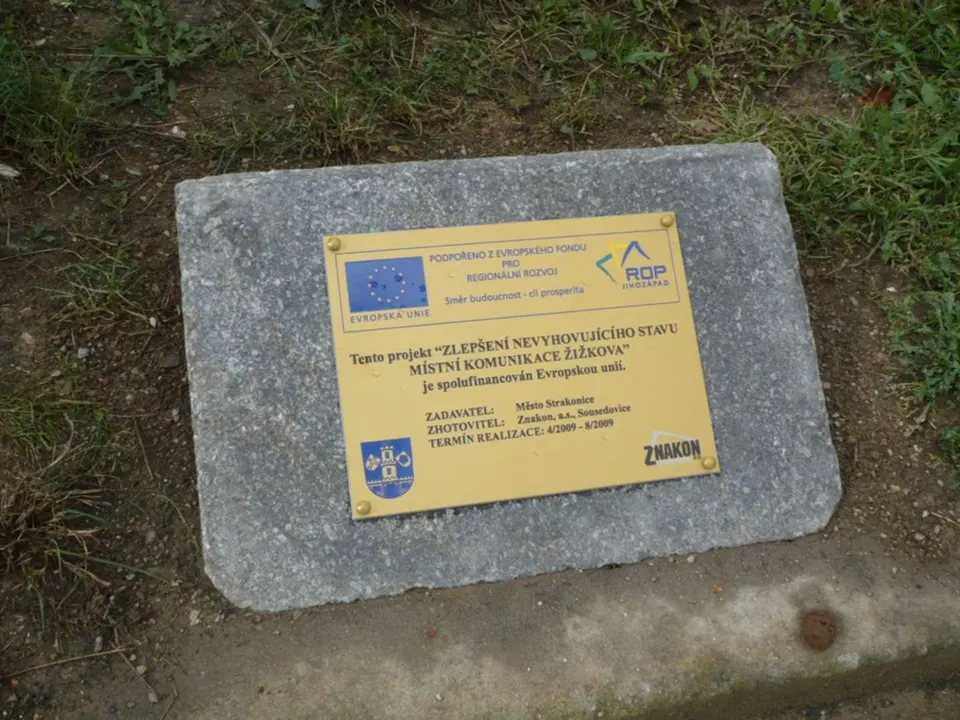 Tabulka projektu na kameni