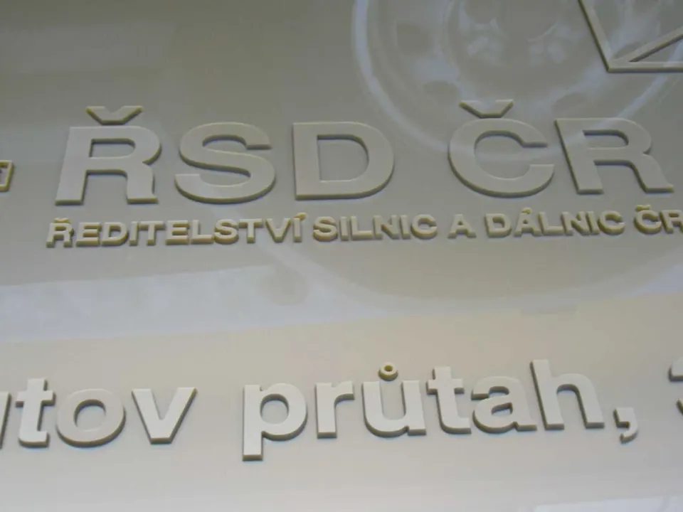 Gravírovaný nápis – bronzový metalický akrylát