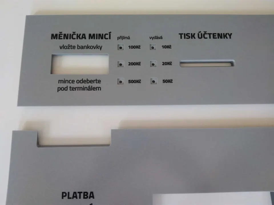 Panel z umělého kamene Corian s výřezy